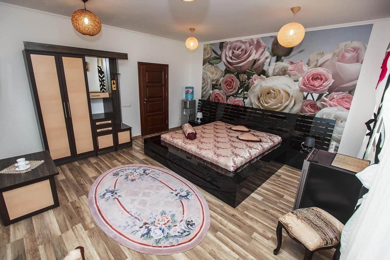 Slavyanskaya Hata Hotel Baranavitjy Exteriör bild