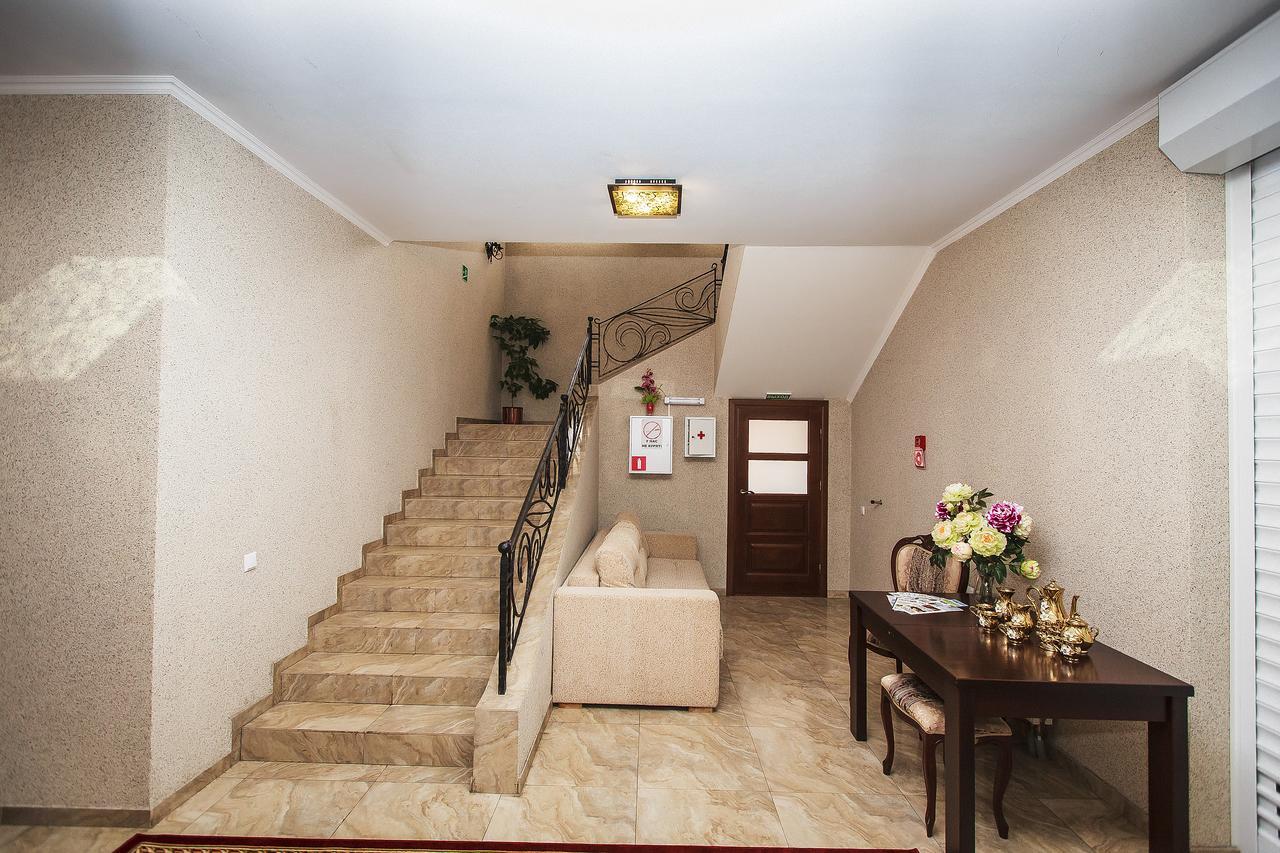 Slavyanskaya Hata Hotel Baranavitjy Exteriör bild