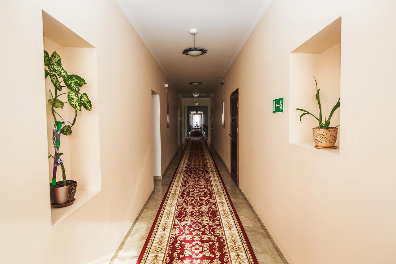 Slavyanskaya Hata Hotel Baranavitjy Exteriör bild