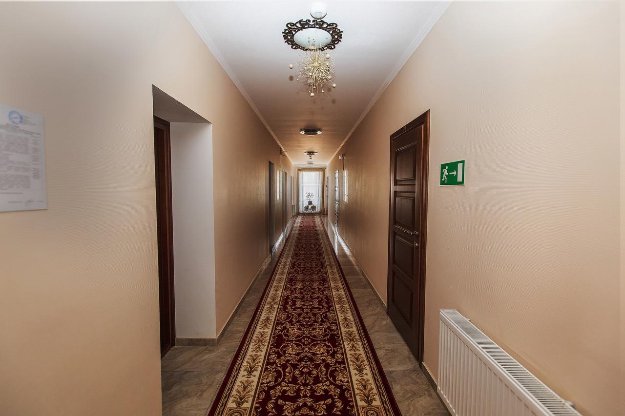 Slavyanskaya Hata Hotel Baranavitjy Exteriör bild